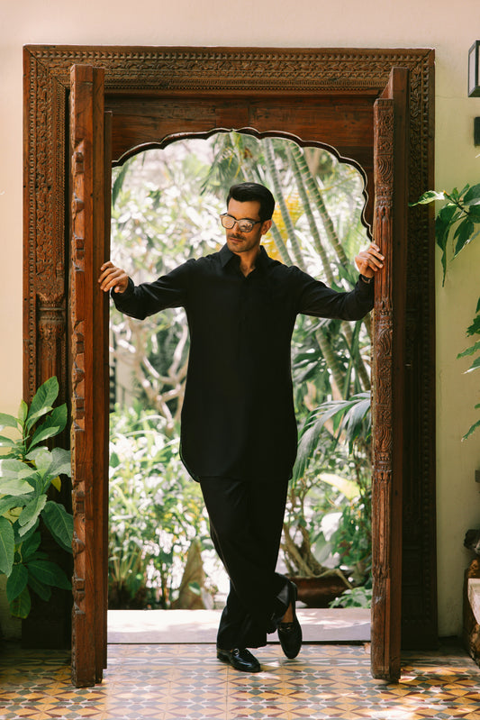 BLACK LINEN KURTA PAJAMA