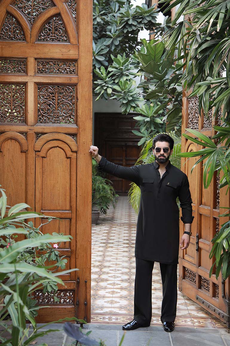 BLACK LINEN KURTA PAJAMA